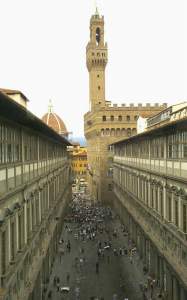 Now looking up the Piazzale defgli Uffizi with the famous Palazzo Vecchio at the end