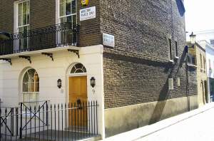 No. 9 Wilton Crescent, a block from the walls surrounding Buckingham Palace, and a block
from Harvey Nicks. There, in the midst of such luxury, I lived for 8 months as a starving
student!