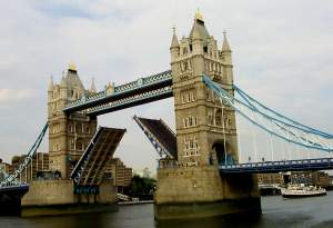 Later, another ship, the  Balmoral, passes through, tooting its horn loudly. Note, if the
picture appears slightly lop-sided, it's because the tide was flowing from right to left :)