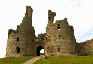 Finally, you're right there. The castle is ruined so perfectly - broken fingers pointing
to the sky: makes you think they hired a couple of window-arrangers from Harrods for
"custom ruining".