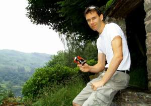 Sitting at the Summer house in the gardens of Rydal Mount. Wordsworth wrote a lot of his poems
sitting in the same spot, and it's not hard to see where he got his inspiration from (you can just see a
tiny patch of Rydalwater in the lower left). I even
bought a tiny little compilation of his poems, just to get into the mood :)