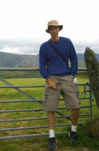 After seeing the circle, it was time to head home. I had a half-hour wait in a cold wind, by
the roadside. But there was nonetheless a peace about just sitting there, watching the
mountains.