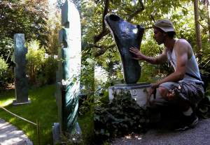 In the gardens at the Barbara Hepworth Museum - you're allowed to touch the works outside so don't
worry, I'm not breaking any rules here :)