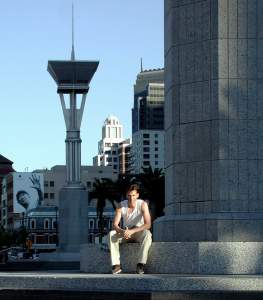 They've been completely rebuilding the Embarcadero over the last few years, ever since taking down the old Embarcadero
Freeway in the early nineties. Most of the work is nearing completion, and, right after I got back from Europe, I noticed
that they'd finished the big pedestrian plaza at the end of Market Street, with its two strange pedestal-monuments. They
look like massive, alien communication towers - maybe they are!