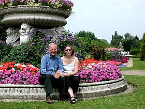 Oh Lord it was hot and sticky today. And I'd arranged to go with Kirstie and Dad to London for the day. At first, in
Regents Park, it was just about bearable.